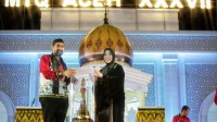 Di Pembukaan MTQ Aceh ke-XXXVII, Wali Kota Illiza Serahkan Piala Bergilir ke Gubernur Di Pembukaan MTQ Aceh ke-XXXVII, Wali Kota Illiza Serahkan Piala Bergilir ke Gubernur