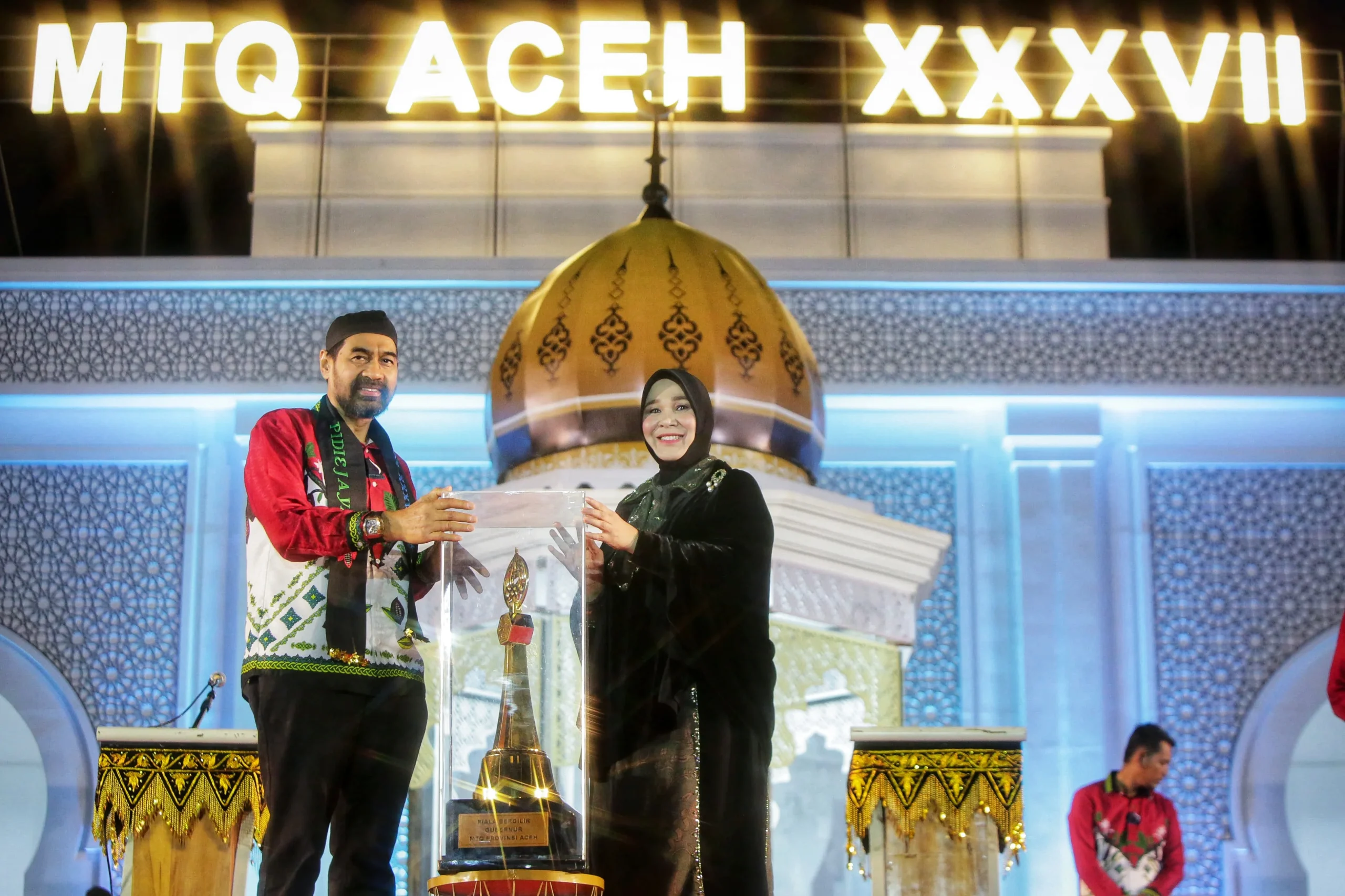 Di Pembukaan MTQ Aceh ke-XXXVII, Wali Kota Illiza Serahkan Piala Bergilir ke Gubernur