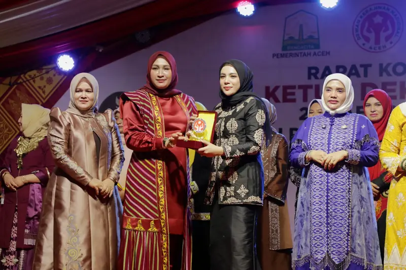 Ketua Dekranasda Kota Lhokseumawe Raih Juara I Fashion Show Wastra Khas Daerah se-Aceh 2025