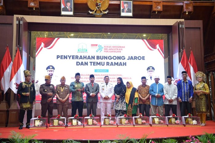 Wagub Fadhlullah Serahkan Bungong Jaroe kepada Keluarga Pahlawan Nasional dan Pejuang Kemerdekaan di Aceh