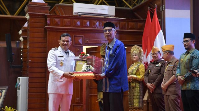 Wagub Aceh Serahkan Bungong Jaroe kepada Keluarga Pahlawan Nasional dan Pejuang Kemerdekaan di Aceh