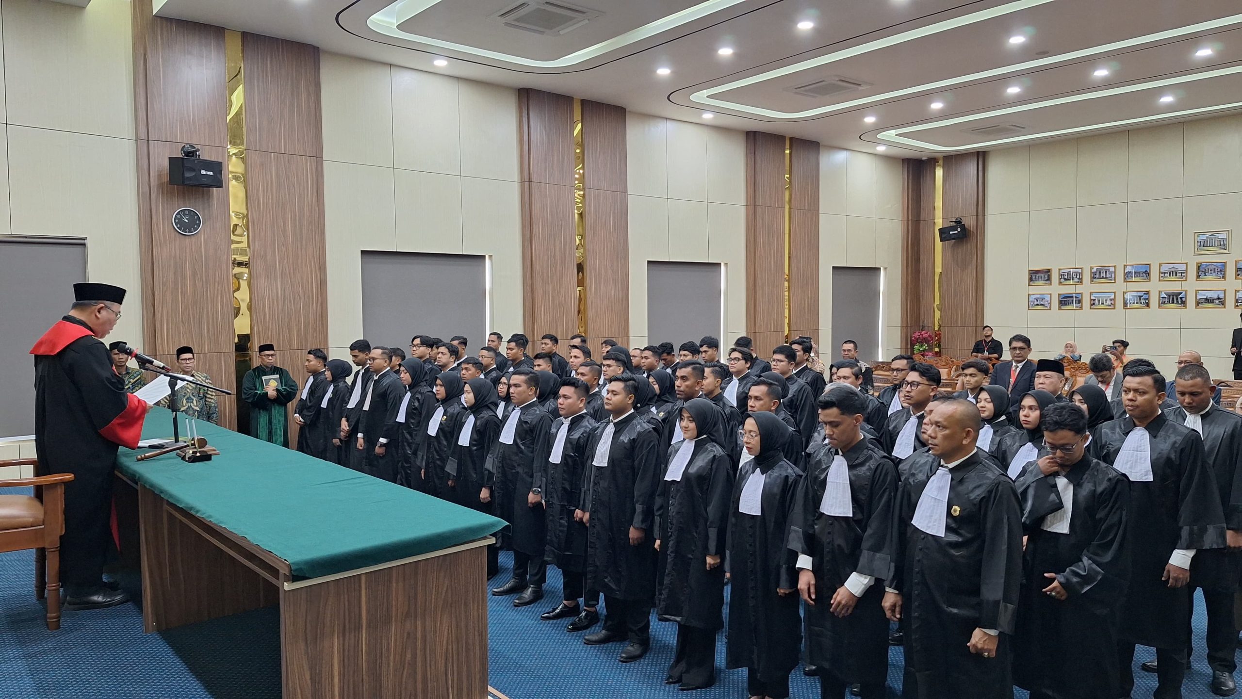 Ketua Pengadilan Tinggi Banda Aceh Ambil Sumpah 71 Advokat Baru