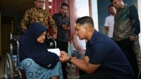 Afdhal Salurkan Zakat Baitul Mal untuk ABK dan Fakir Uzur