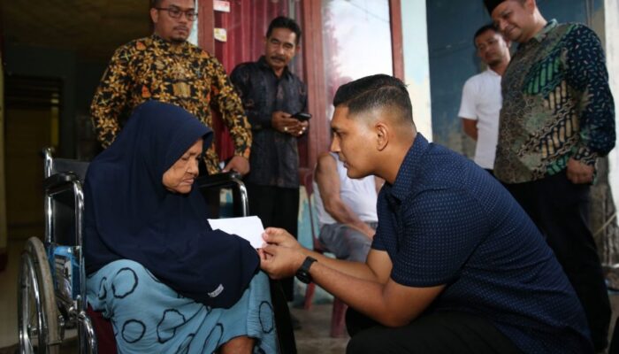 Afdhal Salurkan Zakat Baitul Mal untuk ABK dan Fakir Uzur