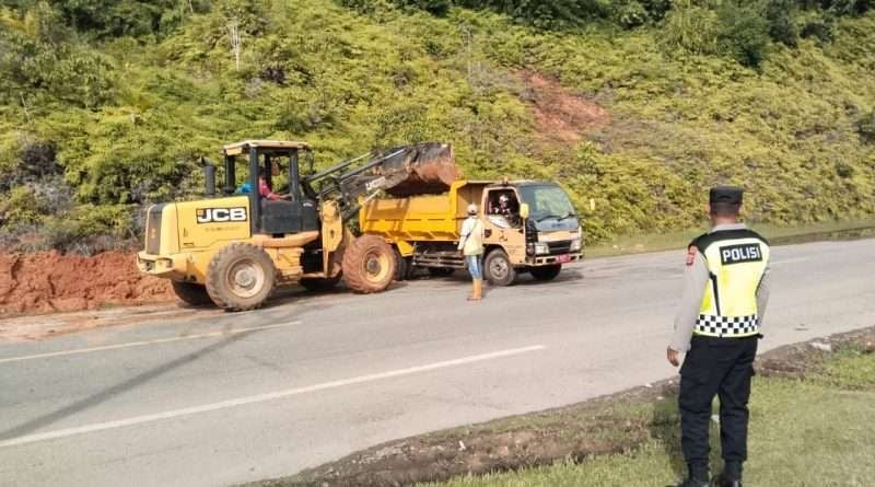 Pembersihan Material Longsor Jalan Banda Aceh – Calang