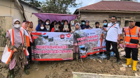 Momentum Hari Ibu, PKS Banda Aceh Bagikan Kado untuk Korban Banjir di Aceh Tamiang Momentum Hari Ibu, PKS Banda Aceh Bagikan Kado untuk Korban Banjir di Aceh Tamiang