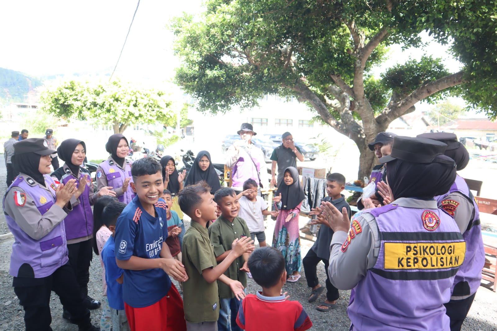 Polri Datang, Anak-Anak di Pengungsian Aceh Tengah Ceria Kembali