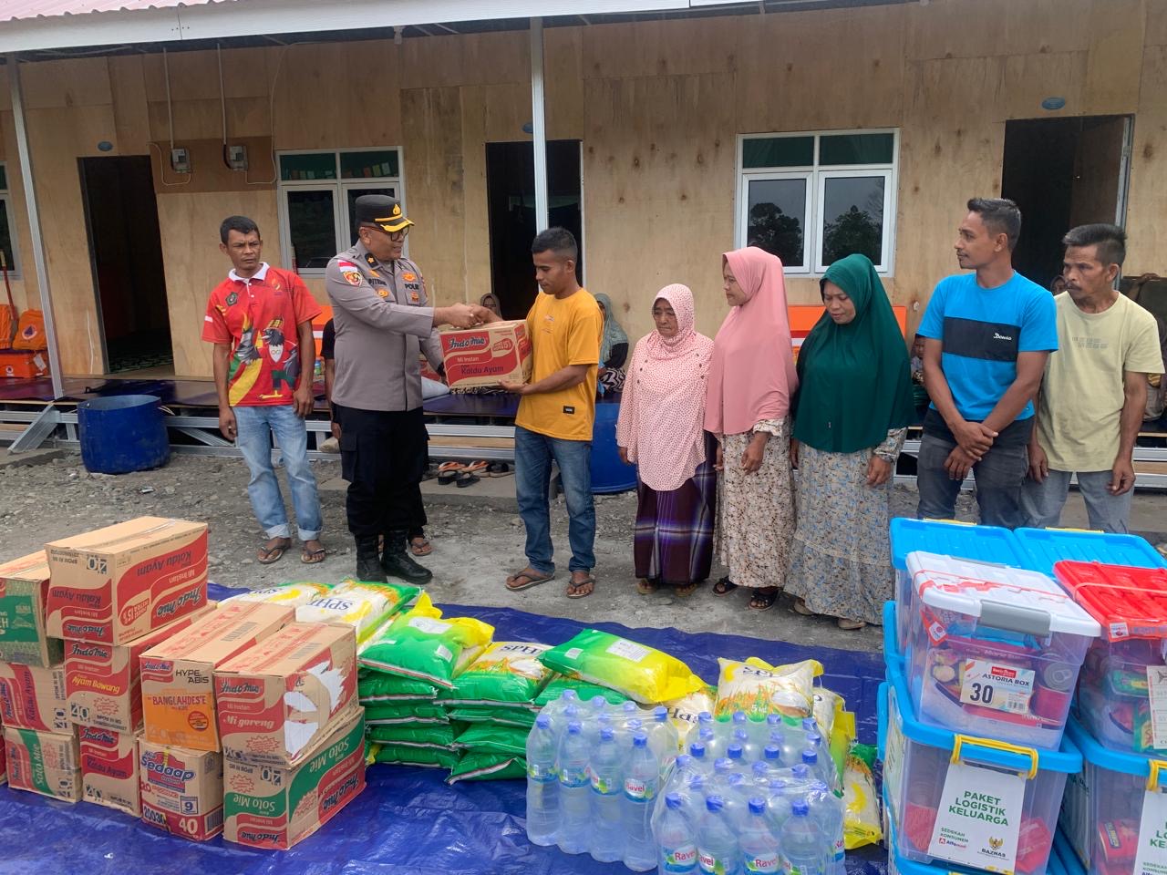 Kapolres Pidie Salurkan Bantuan Sembako pada Kegiatan Serah Terima Kunci Huntara dan Penyerahan DTH di Desa Blang Pandak