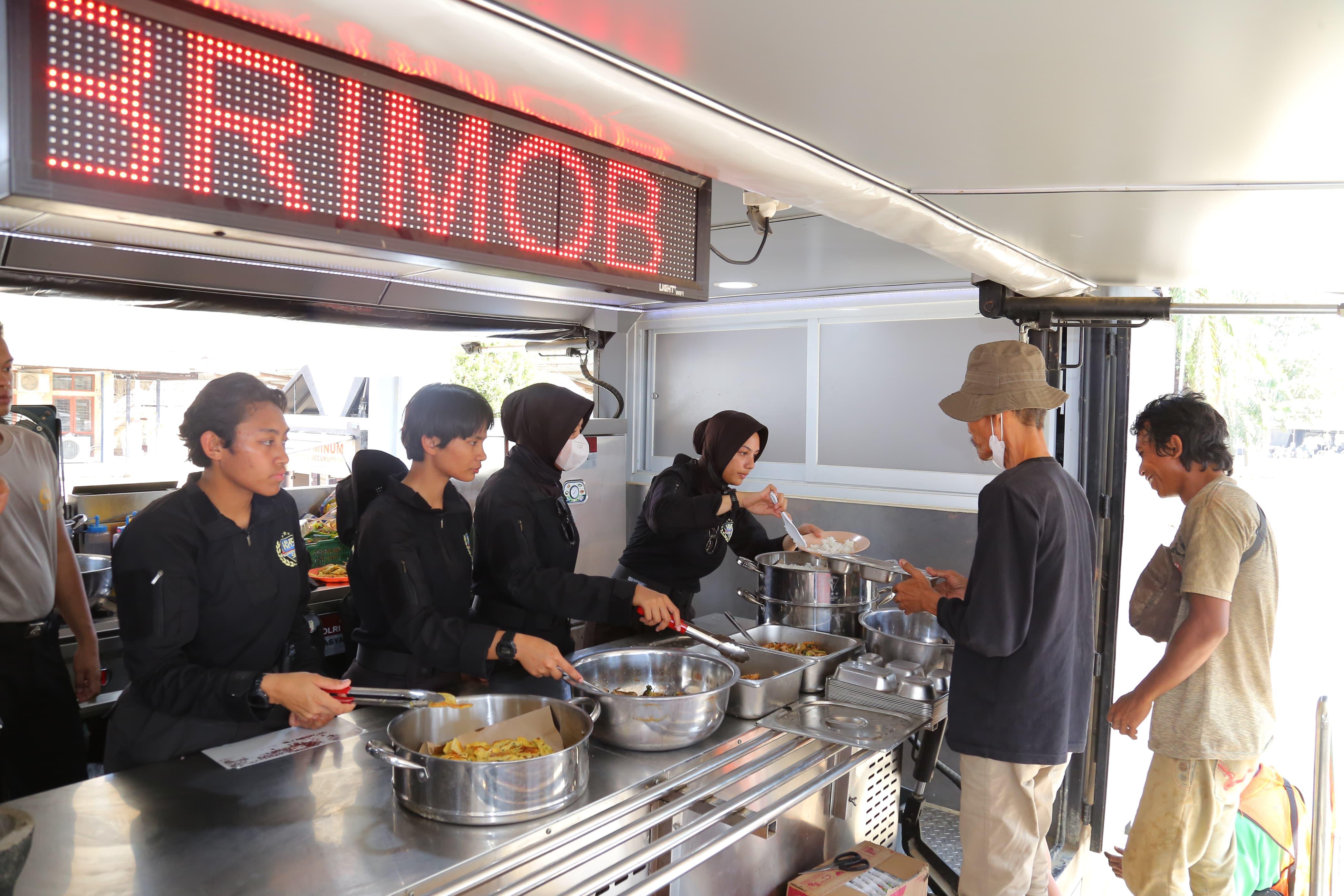 Taruna Akpol Peserta Latsitardanus XLVI Bantu Operasional Dapur Lapangan di POSCO Pengungsian Aceh Tamiang