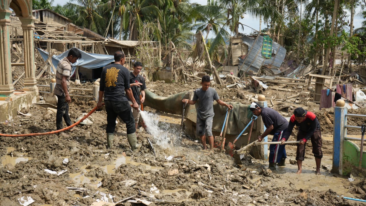 Akhiri 2025 dengan Aksi Kemanusiaan, UIN Sultanah Nahrasiyah Bersihkan Masjid Terdampak Banjir di Aceh Utara