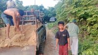Jalan Provinsi Rusak Tak Kunjung Diperbaiki, Warga Simeulue Terpaksa Rogoh Dana Pribadi