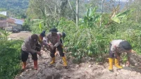 Personel Polri bersihkan jalan desa terdampak bencana di Aceh Tengah