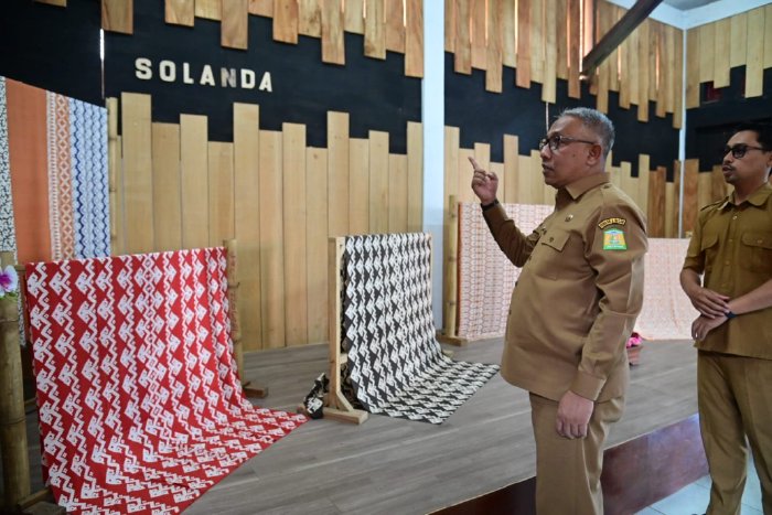 Asisten I Sekdakab Aceh Besar Kunjungi Rumoh Produksi Batik Malaka