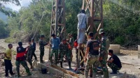 Prajurit TNI bangun jembatan buka akses wilayah di Aceh Tengah