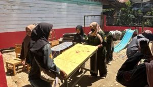 Mahasiswa PKM Desa Genuren Bersihkan dan Cat Ulang TK Pasca Banjir