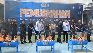 Bea Cukai Lhokseumawe bersama Kantor Wilayah Direktorat Jenderal Bea dan Cukai (DJBC) Aceh memusnahkan sebanyak 22.281.420 batang rokok ilegal berbagai merek dengan nilai barang mencapai Rp43,02 miliar. Rabu (24/6/2026). Foto: Dok Ist