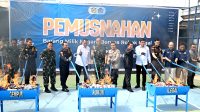 Bea Cukai Lhokseumawe bersama Kantor Wilayah Direktorat Jenderal Bea dan Cukai (DJBC) Aceh memusnahkan sebanyak 22.281.420 batang rokok ilegal berbagai merek dengan nilai barang mencapai Rp43,02 miliar. Rabu (24/6/2026). Foto: Dok Ist