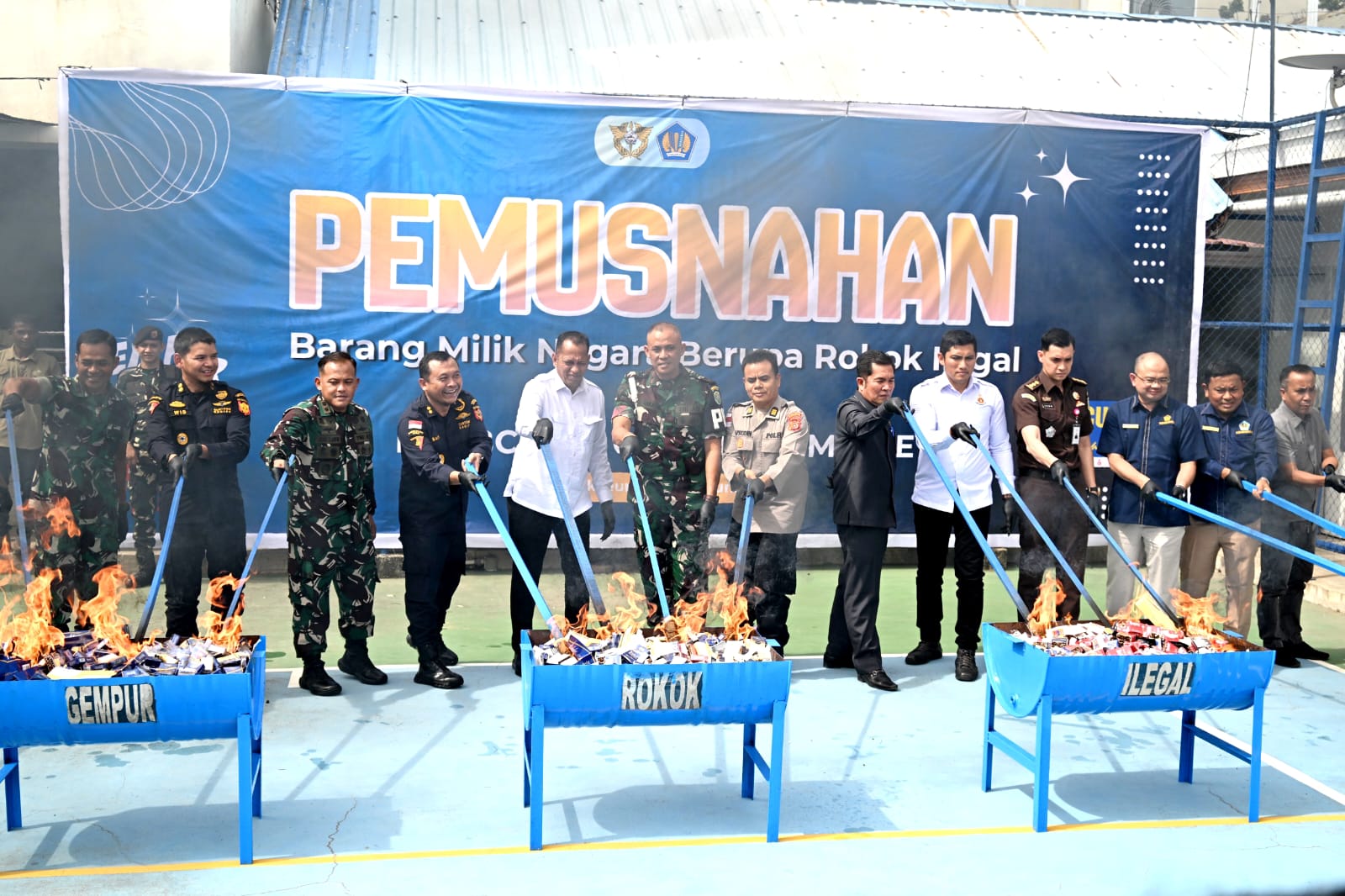 Bea Cukai Lhokseumawe bersama Kantor Wilayah Direktorat Jenderal Bea dan Cukai (DJBC) Aceh memusnahkan sebanyak 22.281.420 batang rokok ilegal berbagai merek dengan nilai barang mencapai Rp43,02 miliar. Rabu (24/6/2026). Foto: Dok Ist
