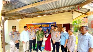Peninjauan sekaligus penyerahan bantuan dilakukan oleh Kapolres Lhokseumawe, AKBP Dr. Ahzan, S.H., S.I.K., M.S.M., M.H., Turut hadir Ketua Badan Baitul Mal Kota Lhokseumawe, Ust. Dr. Tgk. H. Damanhur Abbas, Lc., M.A.,. Lhokseumawe, 10 Juli 2026. Foto: Dok Ist
